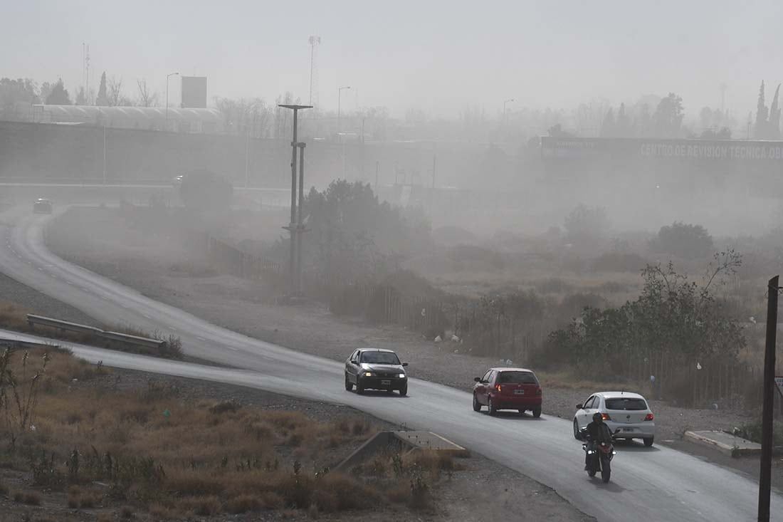 Fuertes ráfagas de viento Zonda se registraron por la tarde en Mendoza.
Acceso Este.