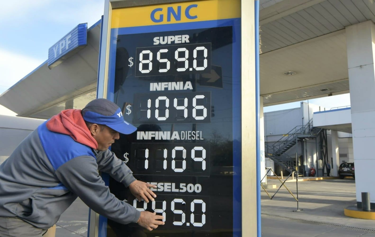 Aumento del precio de combustibles en YPF (Orlando Pelichotti / Los Andes)