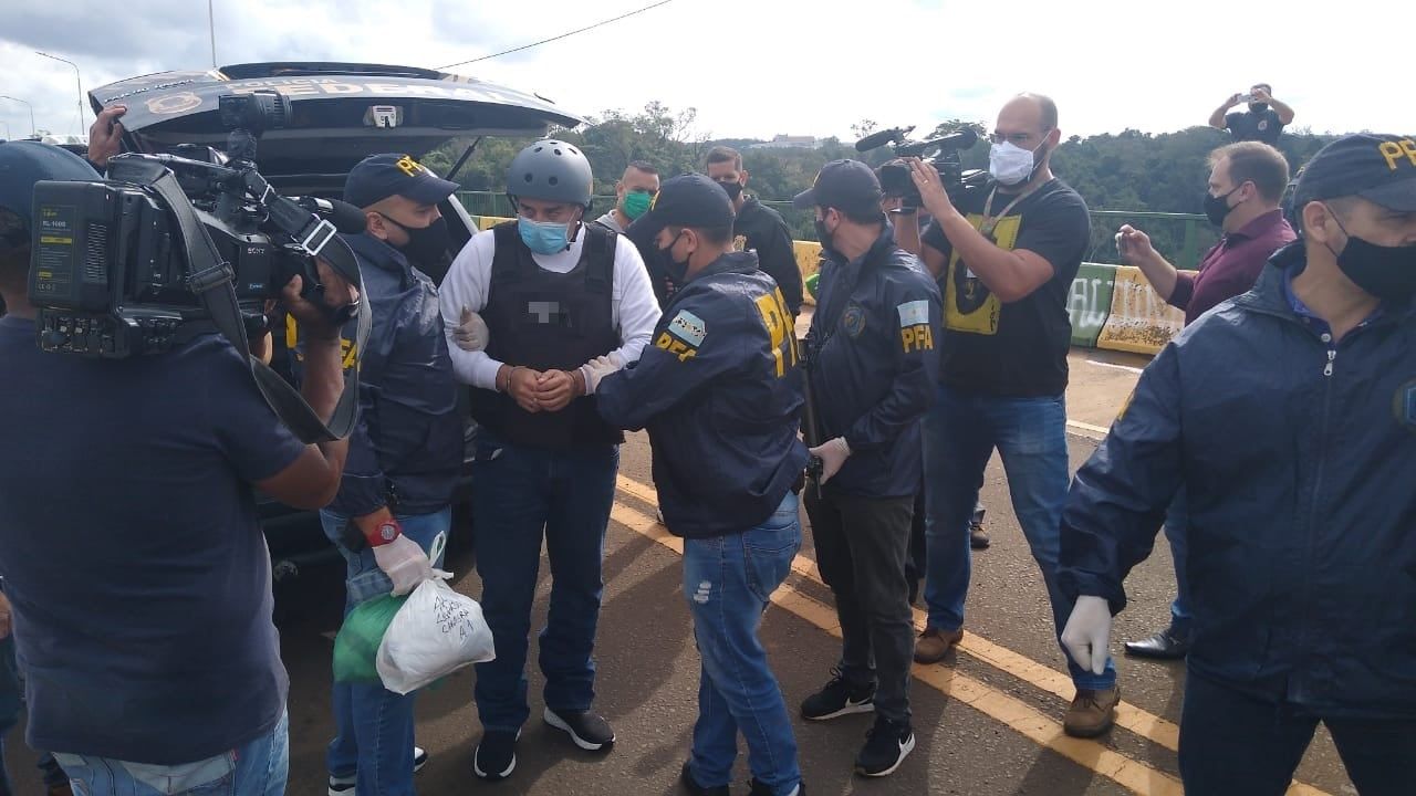 Angel Cabrera, el golfista argentino que pasó cinco meses detenido en Brasil, acusado por violencia de género, al momento se ser extraditado hacia Argentina.
