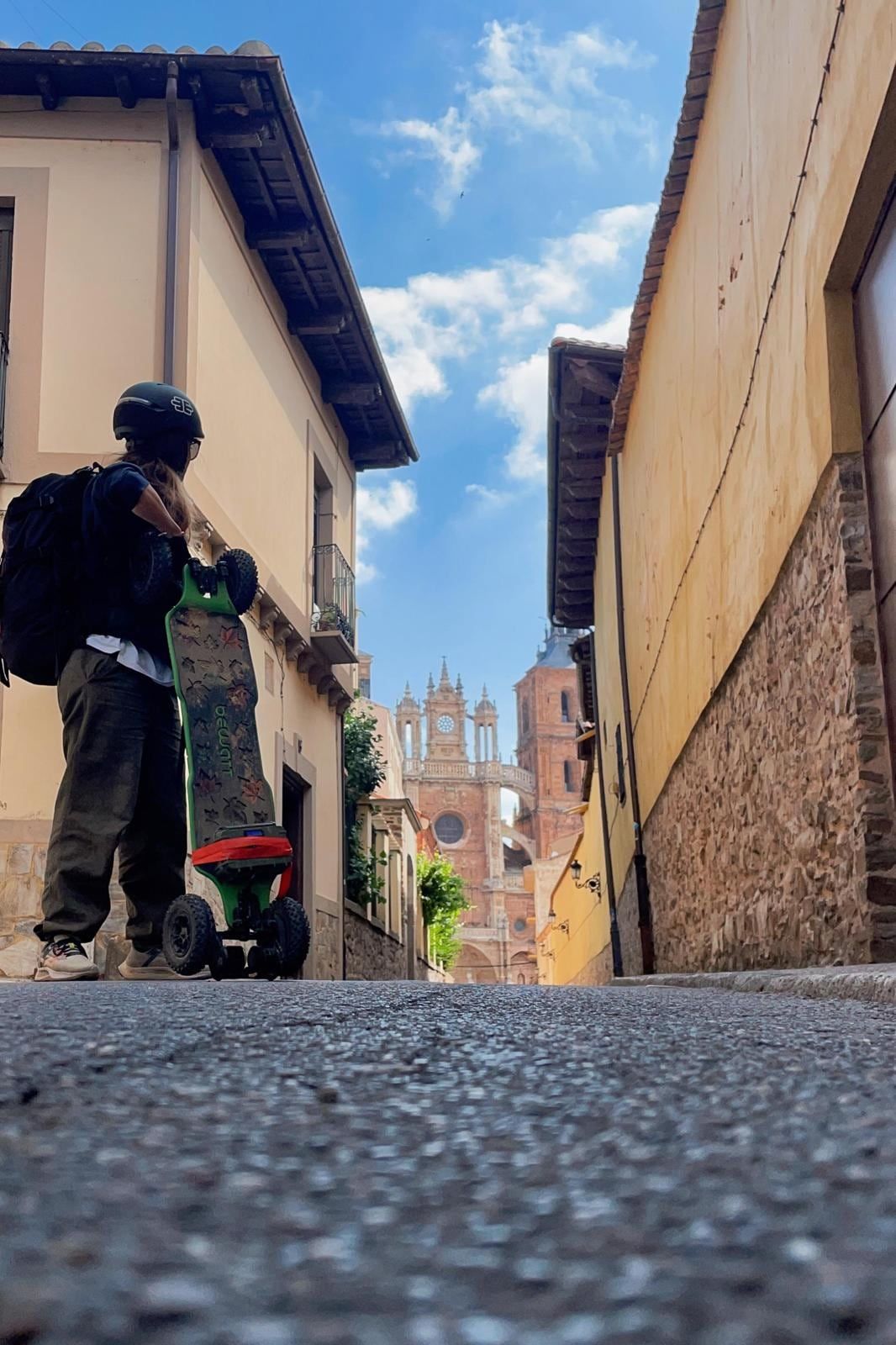 Evangelina, la joven mendocina que recorre el mundo con su skate eléctrico y sueña con romper los Récord Guiness. / Foto: Instagram