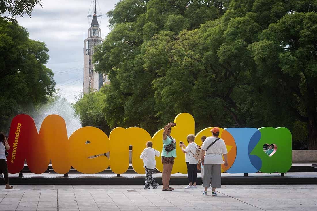 Bicitours y caminatas por las plazas de la Ciudad de Mendoza.