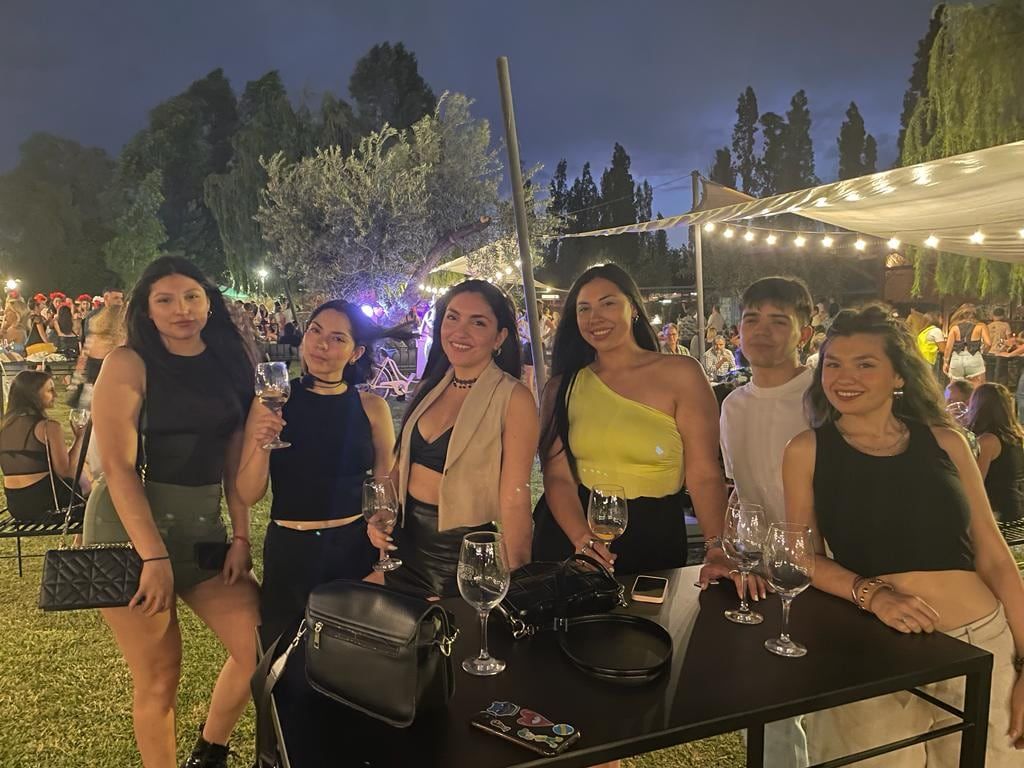 Luciana Majul, Ana Vaez, Rocío Valles, Agustina Fara, Lautaro Verá y Antonella Milano.