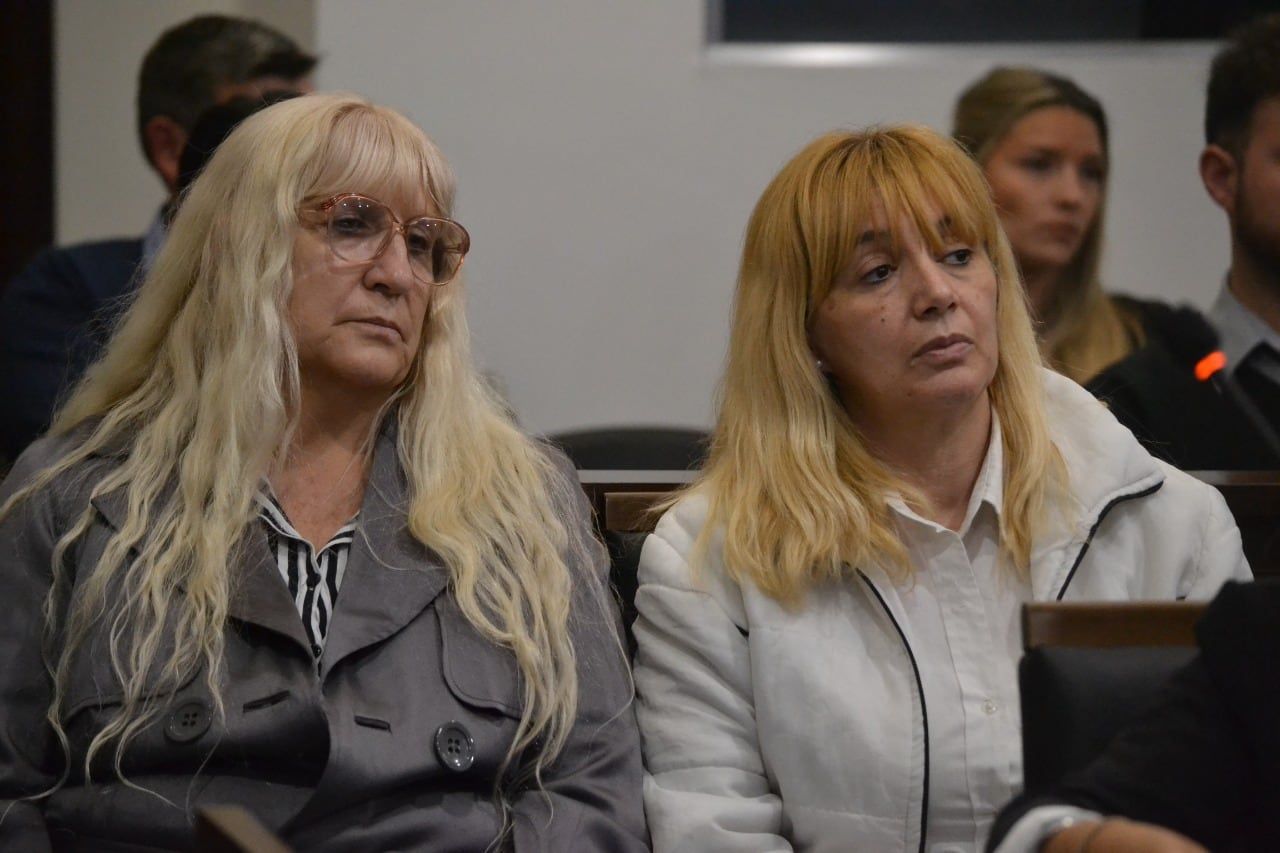 La “vidente” Mónica Elizabeth Castro y la viuda del médico Burela, Elizabeth Ventura, durante el debate. Gentileza Poder Judicial.