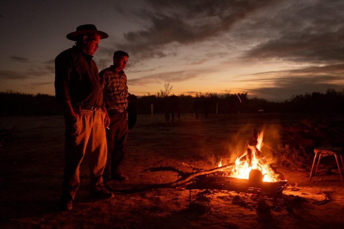 Quinta Edición, Cabalgata en Semana Santa Uniendo Capillas en el desierto de Lavalle.
Organizada por la Agrupación Gaucha Algarrobo Histórico salen desde Villa Tulumaya y llegan a Capilla de Lagunas del Rosario pasando por la capilla de Asunción y capilla de San José. La cabalgata dura cuatro días y se recorren unos 100 km por el desierto del departamento de Lavalle.

Foto: Ignacio Blanco / Los Andes  