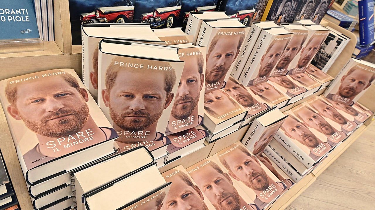 Turin (Italy), 11/01/2023.- Copies of Prince Harry's memoir 'Spare' are displayed at the Mondadori bookstore in Viotti street, in Turin, Italy, 11 January 2023. The publisher of the autobiography says the book has become the United Kingdom's fastest selling non-fiction book ever. (Italia, Reino Unido) EFE/EPA/ALESSANDRO DI MARCO