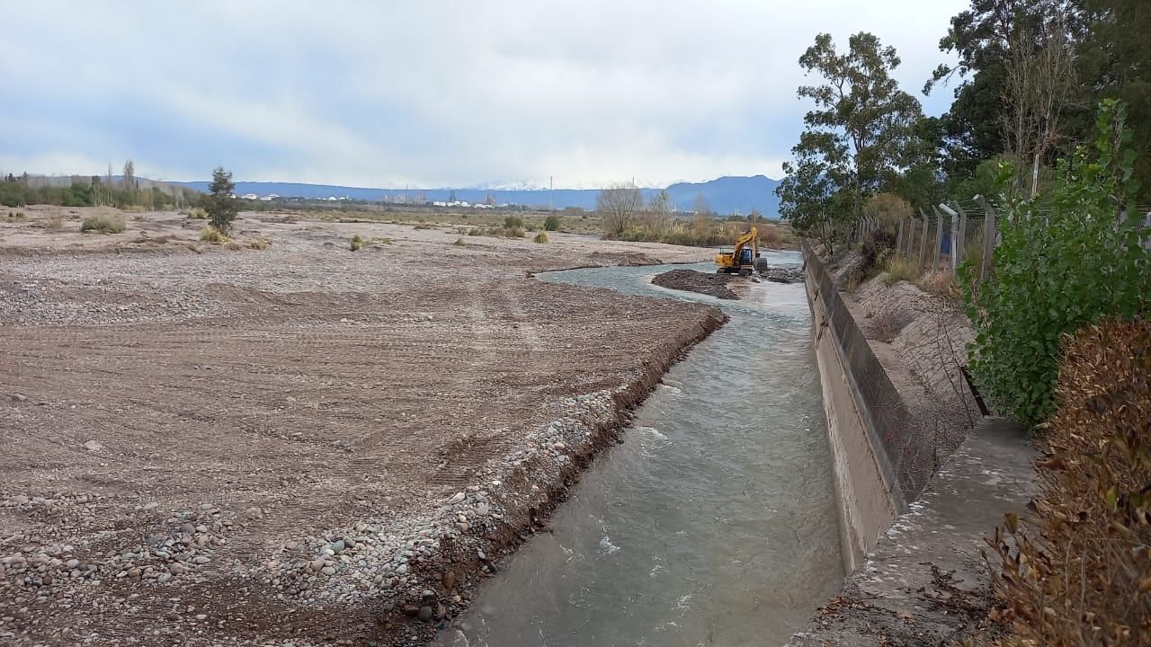 Dique Cipolletti: entre mayo y agosto Irrigación lleva adelante el período de corta anual de agua en todas las cuencas de la Provincia y durante este tiempo el organismo realiza obras de conservación, mantenimiento y limpieza en los diques de cabecera.
