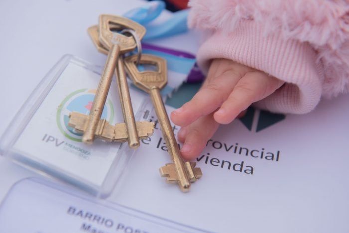 Suarez entregó viviendas en Rivadavia. El Gobernador visitó el departamento del Este donde destacó el trabajo conjunto entre el municipio, la unión vecinal y la Provincia para concretarlas. Según los datos oficiales, desde el 2015 se han construido unas 16.000 viviendas en la provincia.