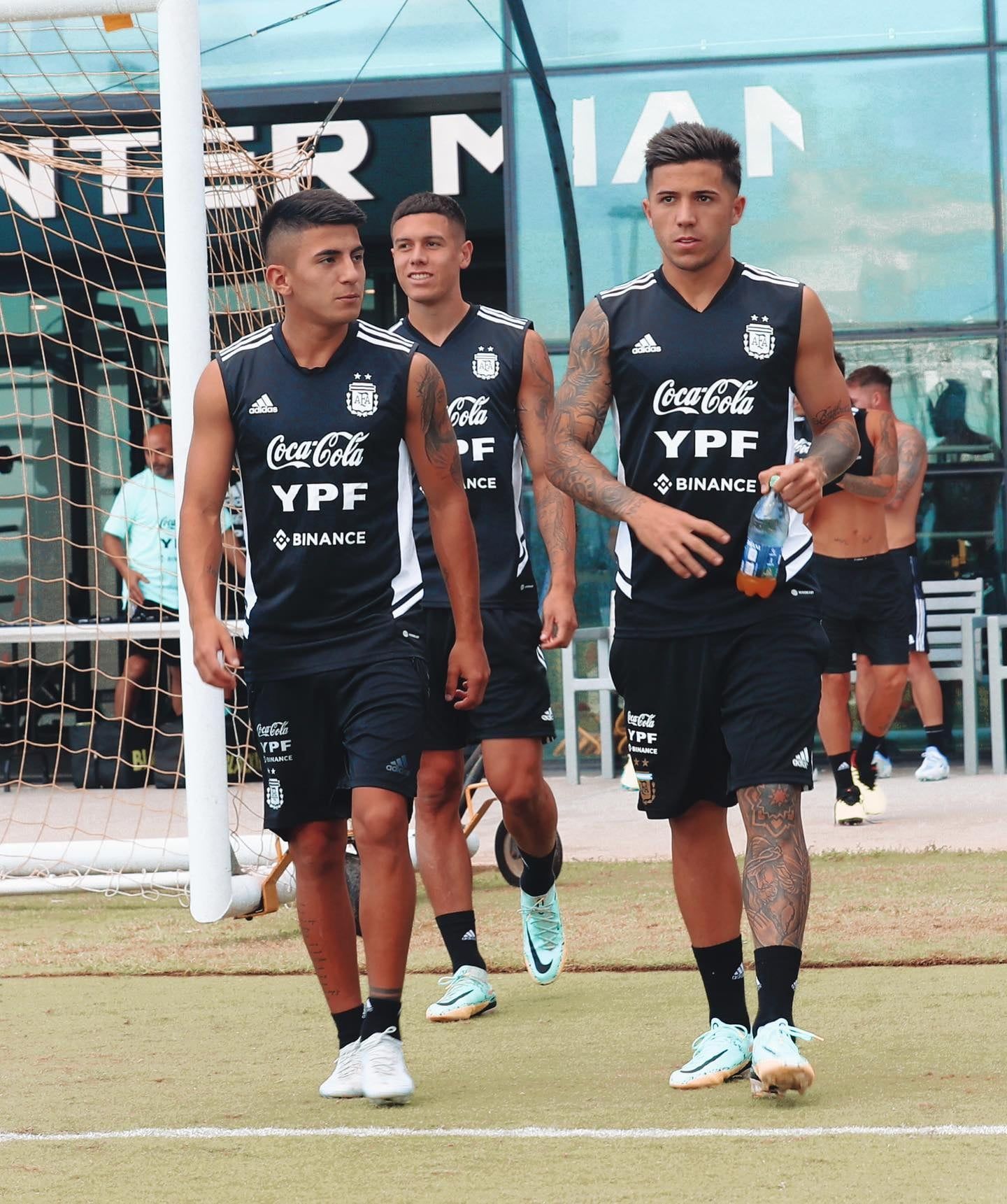 Thiago Almada y Enzo Fernández.