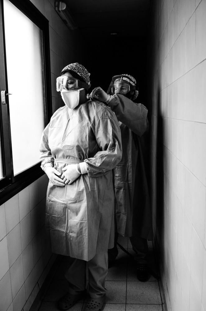 El cardiólogo mendocino Martín Repetto vuelca su pasión por la fotografía y muestra imágenes de sus colegas. Este imagen de unas enfermeras se titula "Musas inspiradoras".