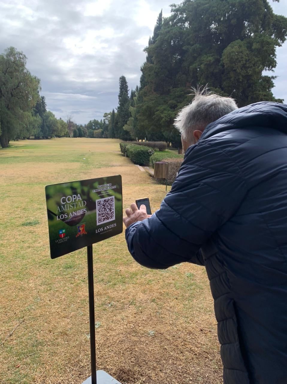 Varios participantes escanear el código QR de Los Andes para participar de importantes sorteos e increíble regalos