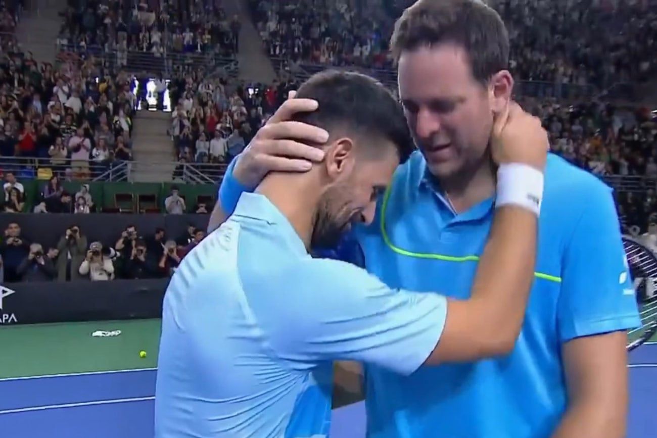 Abrazo entre Juan Martín del Potro y Novak Djokovic en el Parque Roca. (Captura de TV)