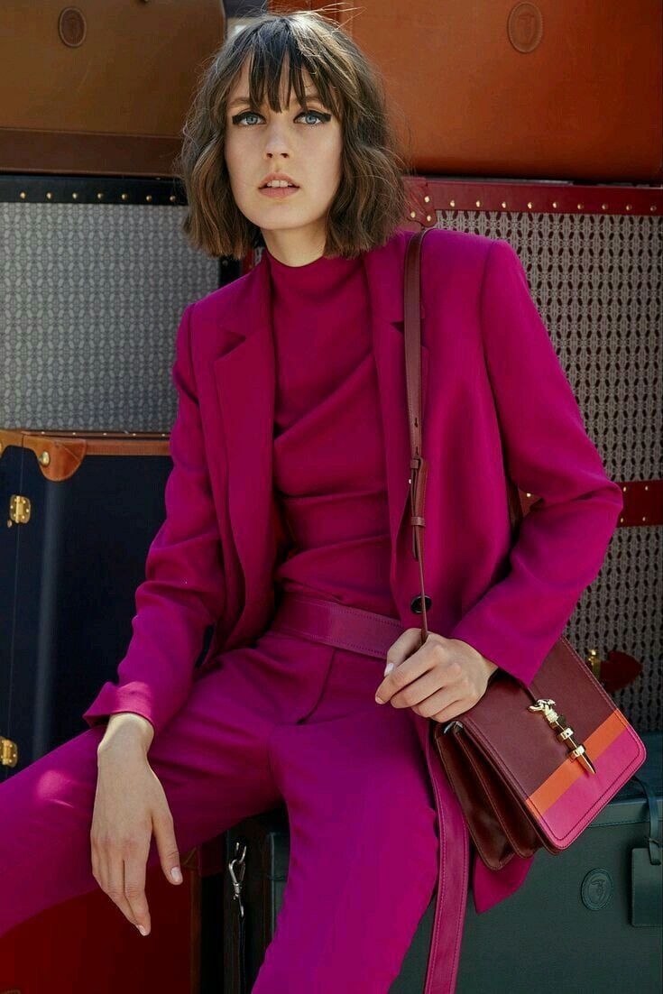 Traje color magenta