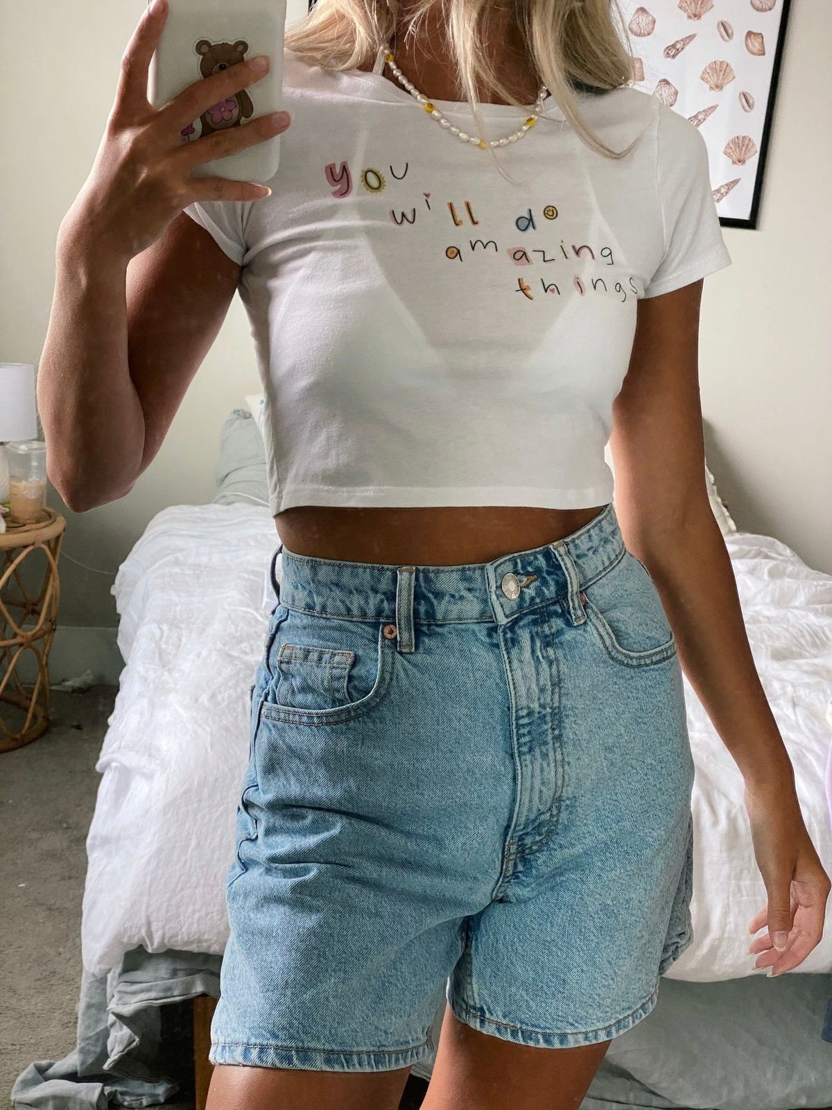 Su origen se remonta a mediados de los 90´ y principios de los 2000 cuando las baby tees se usaban con pantalones o faldas tiro bajo, dejando al descubierto el abdomen inferior. 