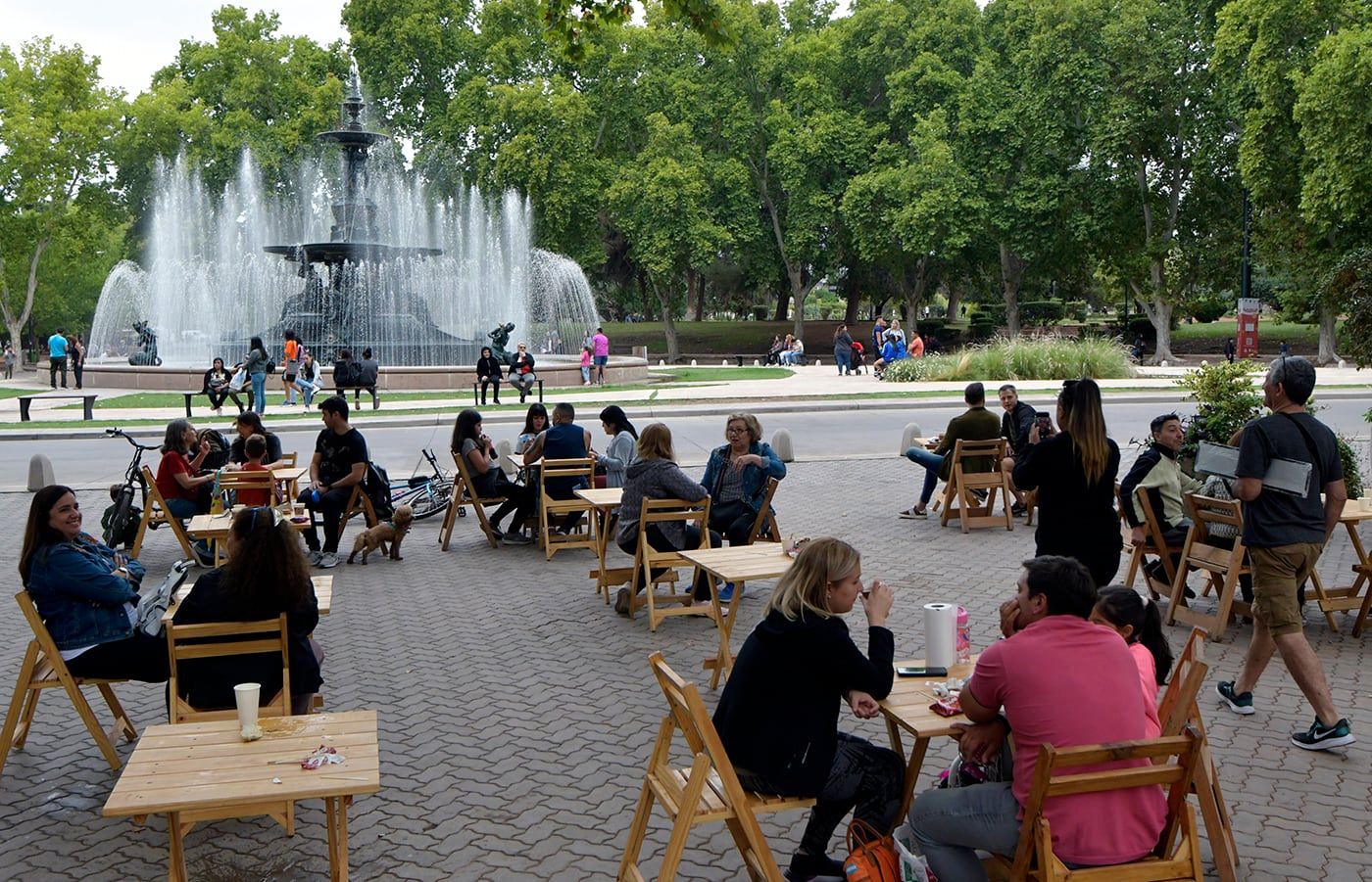 Mendocinos disfrutan de un día nublado y fresco en el Parque General San Martín. 
Foto: Orlando Pelichotti