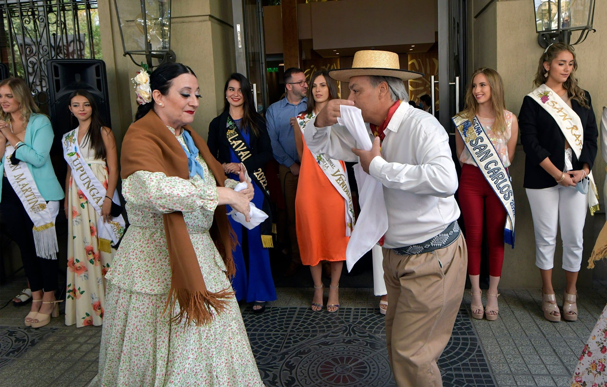 28 Febrero 2022 Mendoza Sociedad
Convivencia Real 
Las soberanas departamentales arribaron esta mañana al hotel Fuente Mayor. Foto: Orlando Pelichotti / Los Andes