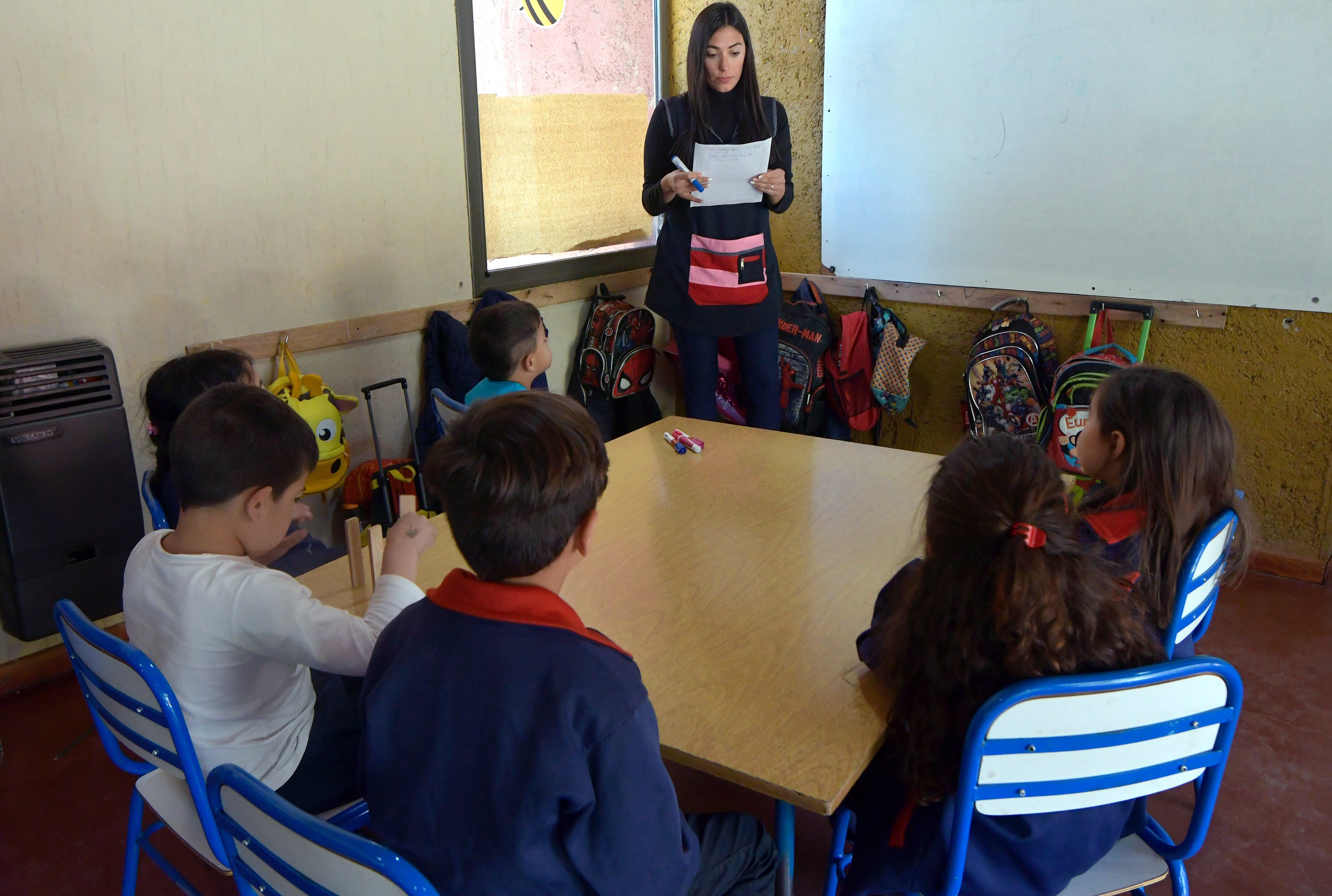 Los alumnos de 3º, 5º y 7º grado del nivel primario y 1º año del nivel secundario comenzaron a participar desde este lunes de la tercera medición del Censo de Fluidez Lectora.en la foto la señorita Cinthia Mena y el alumno Octavio Recabarren, en la Escuela Vitivinícola.Foto: Orlando Pelichotti