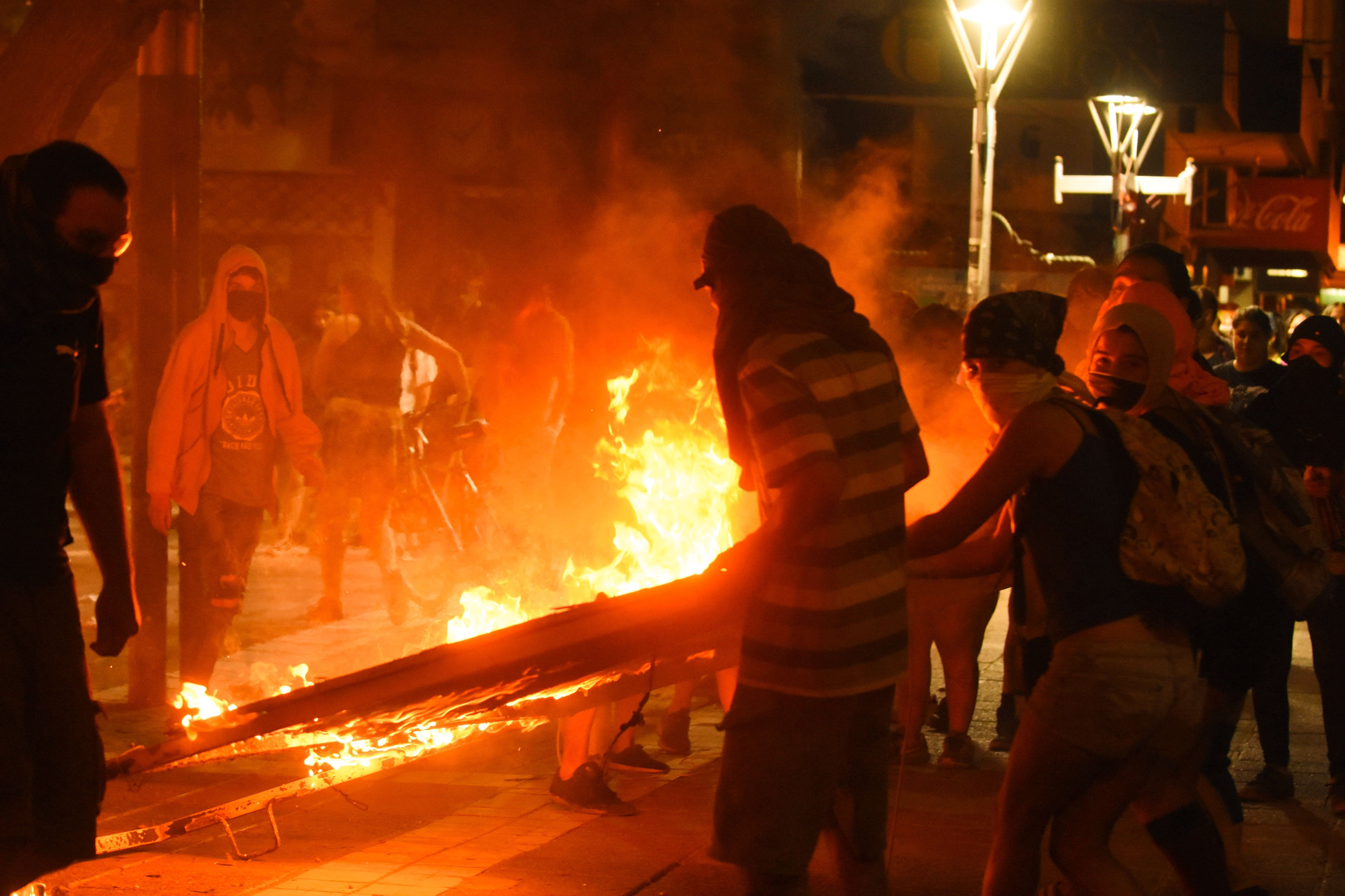 18 de diciembre de 2020
Multitudinario pedido de justicia por Florencia Romano en las calles del centro de Mendoza.
La marcha por justicia para Florencia terminó con fuego y destrozos
por un grupo violento que apedreó vidrios e incendió oficinas de la Casa de Gobierno y la Legislatura.
