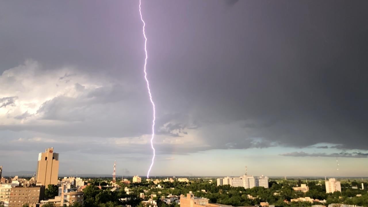 La tormenta eléctrica azotó al Gran Mendoza con granizo y mucha agua. - Gentileza