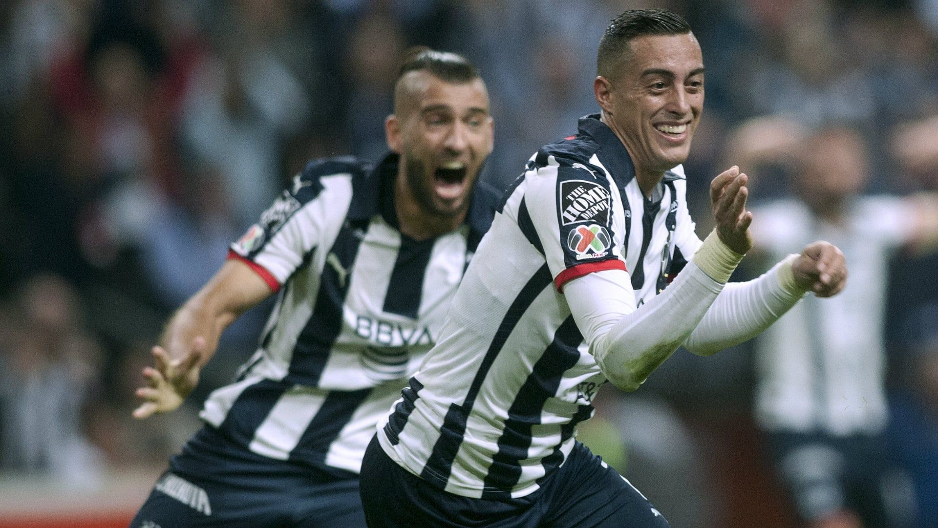 Rogelio Funes Mori, junto a Nicolás Sánchez, otro argentino del Monterrey.