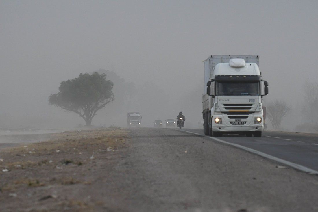 Fuertes ráfagas de viento Zonda por la tarde en Mendoza.
Acceso Norte, pasando el aeropuerto Francisco Gabrielli en el departamento de Las Heras