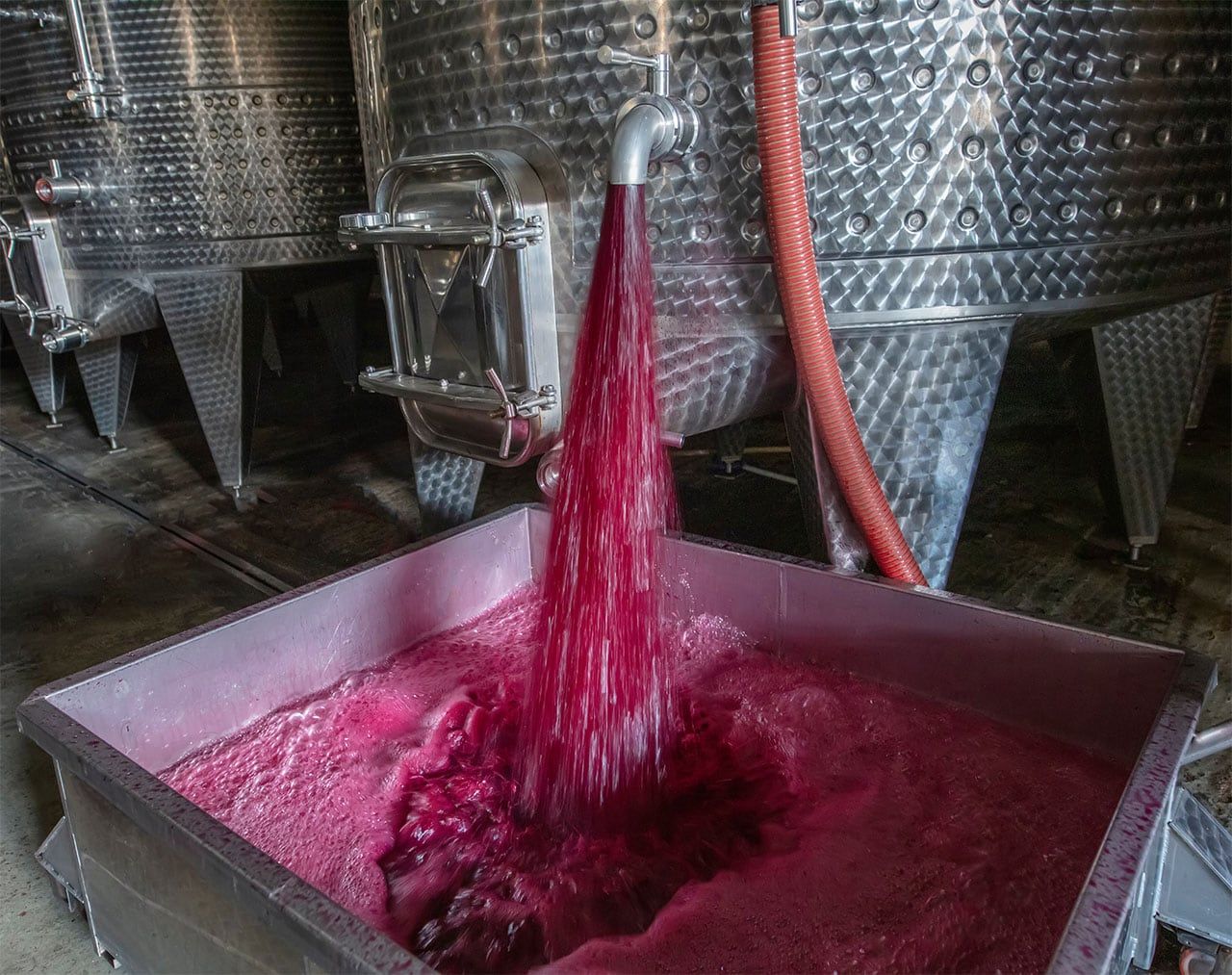 Con una menor cosecha de uva, es difícil pensar en grandes excedentes para exportar mucho vino a granel.