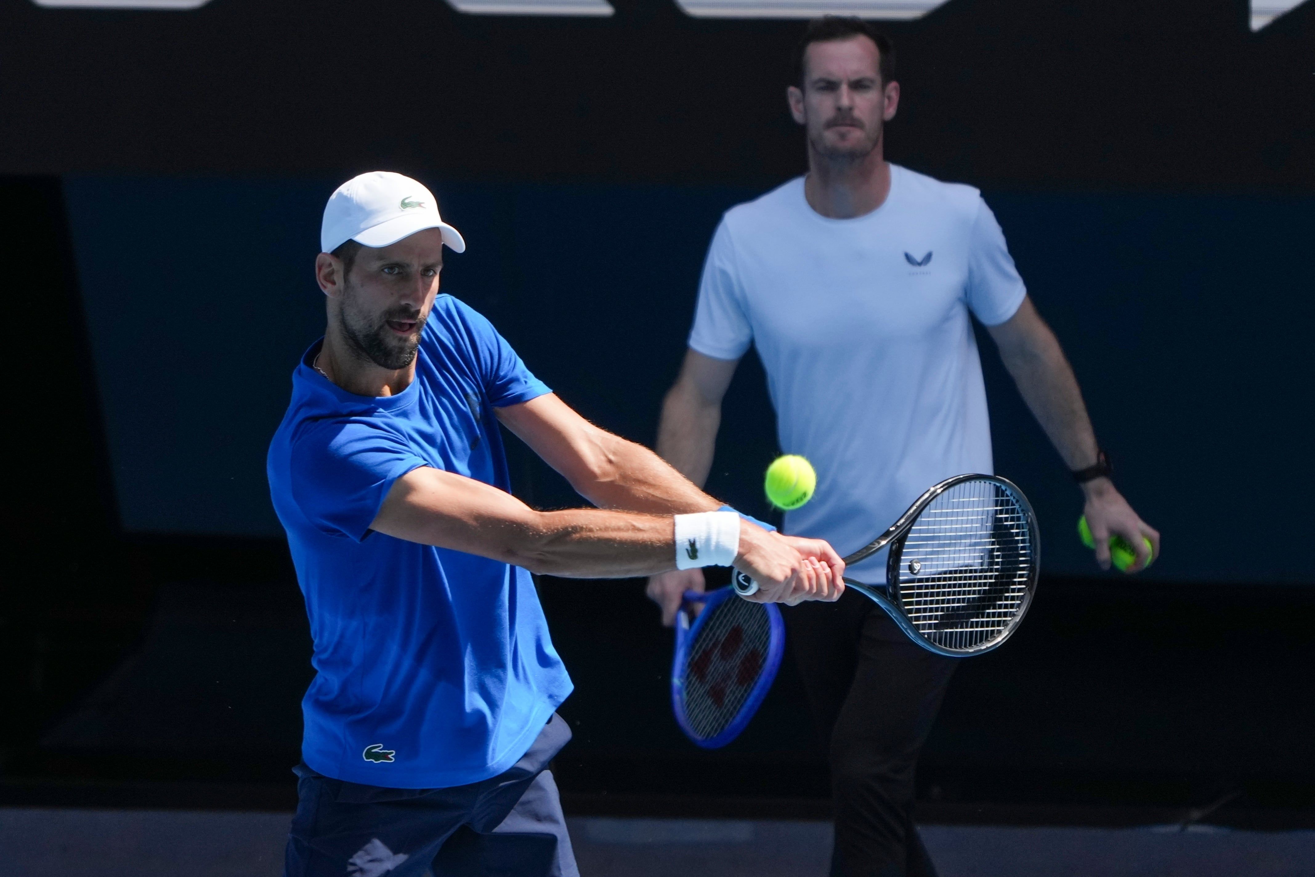 El serbio Novak Djokovic es observado por su entrenador Andy Murray durante una práctica para el Abierto de Australia, el jueves 9 de enero de 2025 (AP Foto/Mark Baker)
