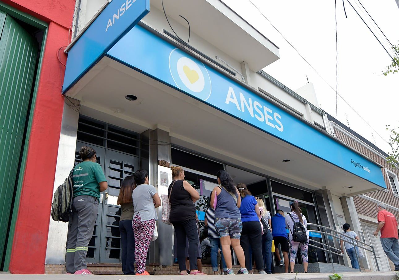 Anses: aumentan jubilaciones, pensiones, AUH y AUE en junio - Foto: Orlando Pelichotti / Los Andes