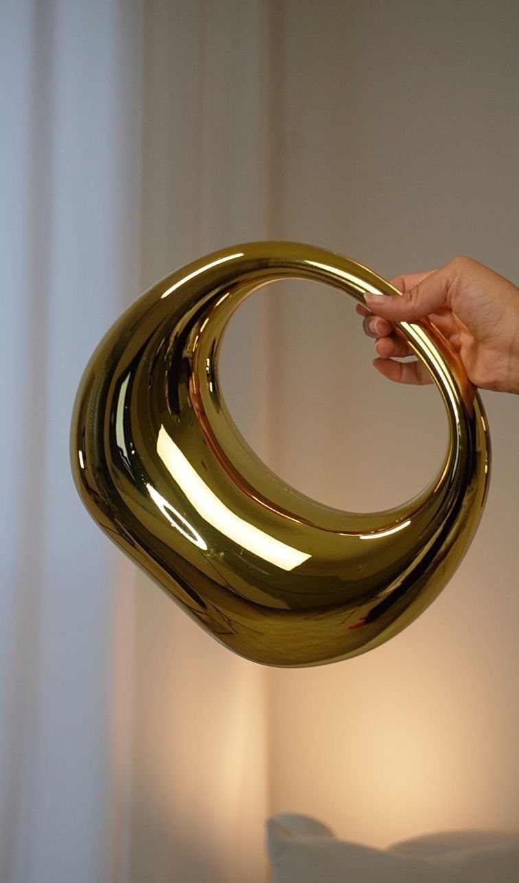 Cartera: clutch purse metalizado,la pieza viral de este 2024.