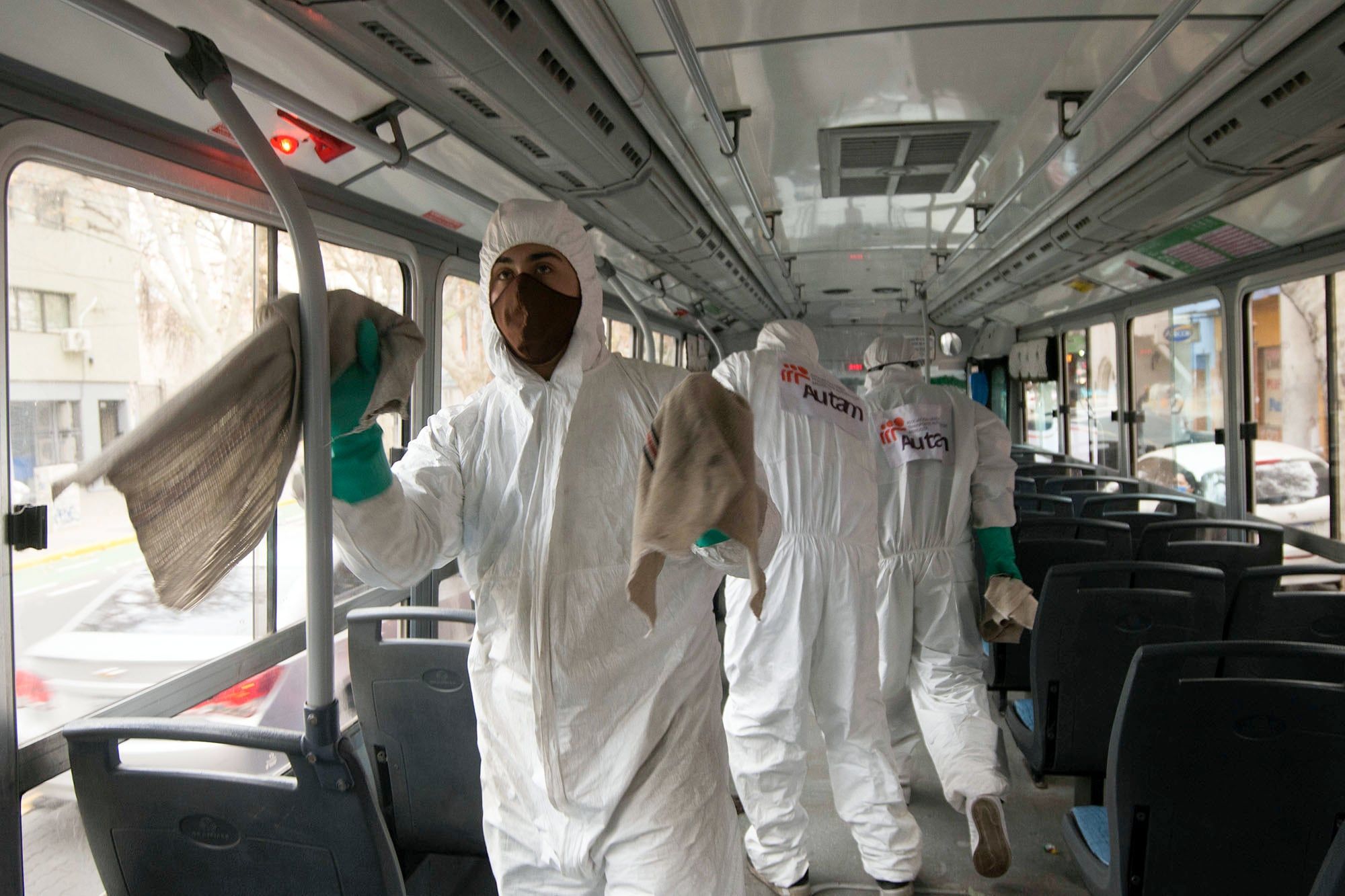 Personal realiza la desinfeccion a los colectivos para prevenir contagios de coronavirus.