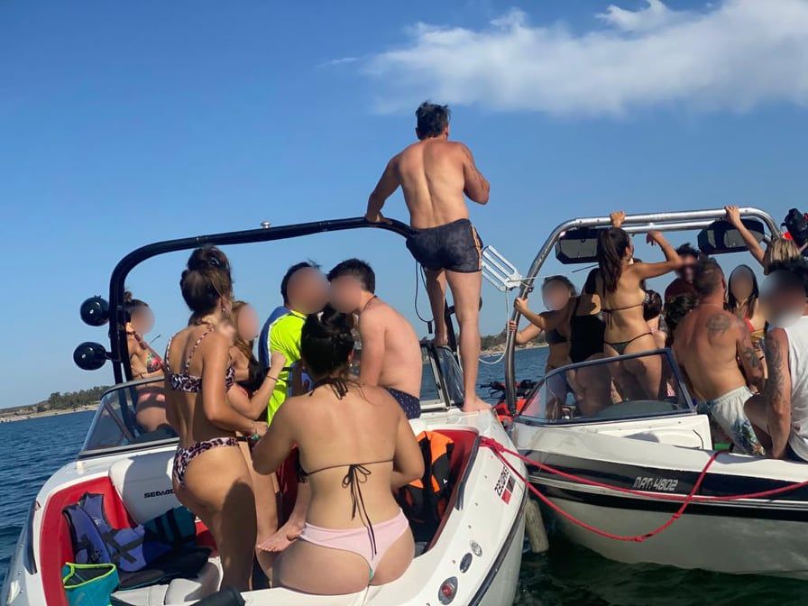En las redes sociales aparecieron fotos de una fiesta clandestina en El Carrizal donde se ve gente sin tapabicas, sin distanciamiento y con mucha concurrencia.