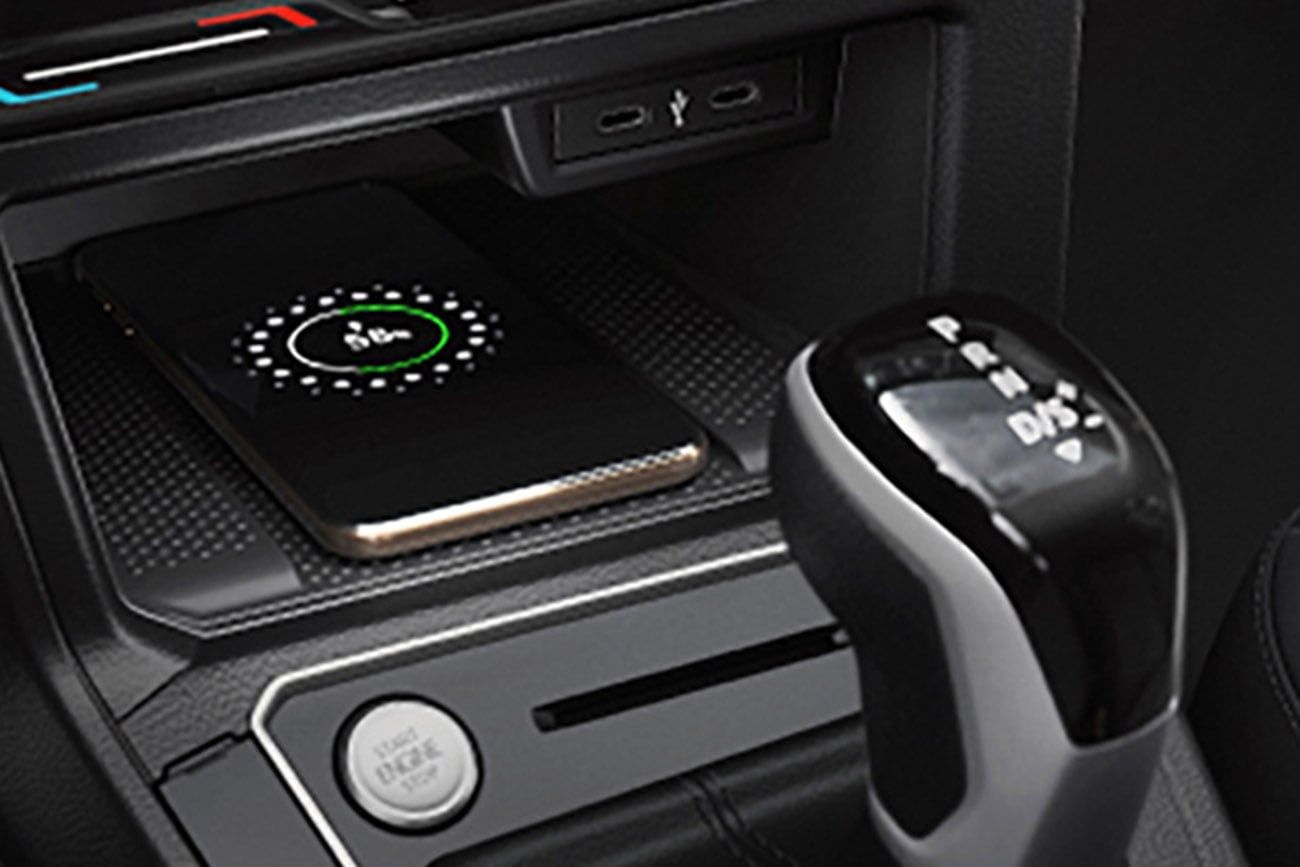 El Polo Highline tiene el equipamiento más completo de la gama, con un gran despliegue tecnológico, entre ello, el cargador inalámbrico de celulares.