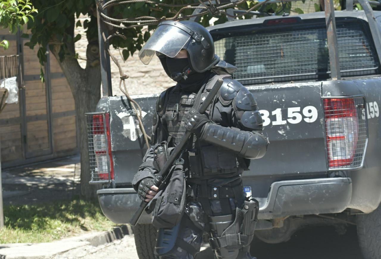 Uno de los policias de Infantería en acción. / Orlando Pelichotti