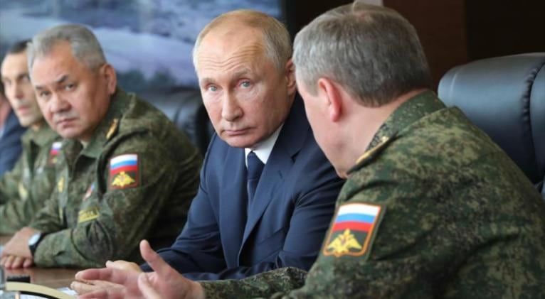 Vladimir Putin y los ministros de Defensa (AP)