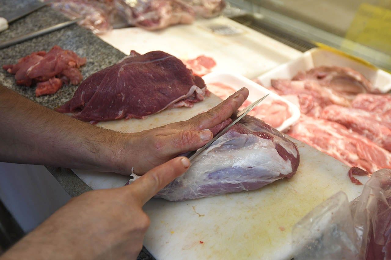 En medio del desplome del consumo que manejan las empresas, algunos alimentos de la canasta básica acumularon en los últimos tres meses aumentos de entre 40% y 113% en sus precios medidos en dólares. 
Foto: José Gutierrez / Los Andes