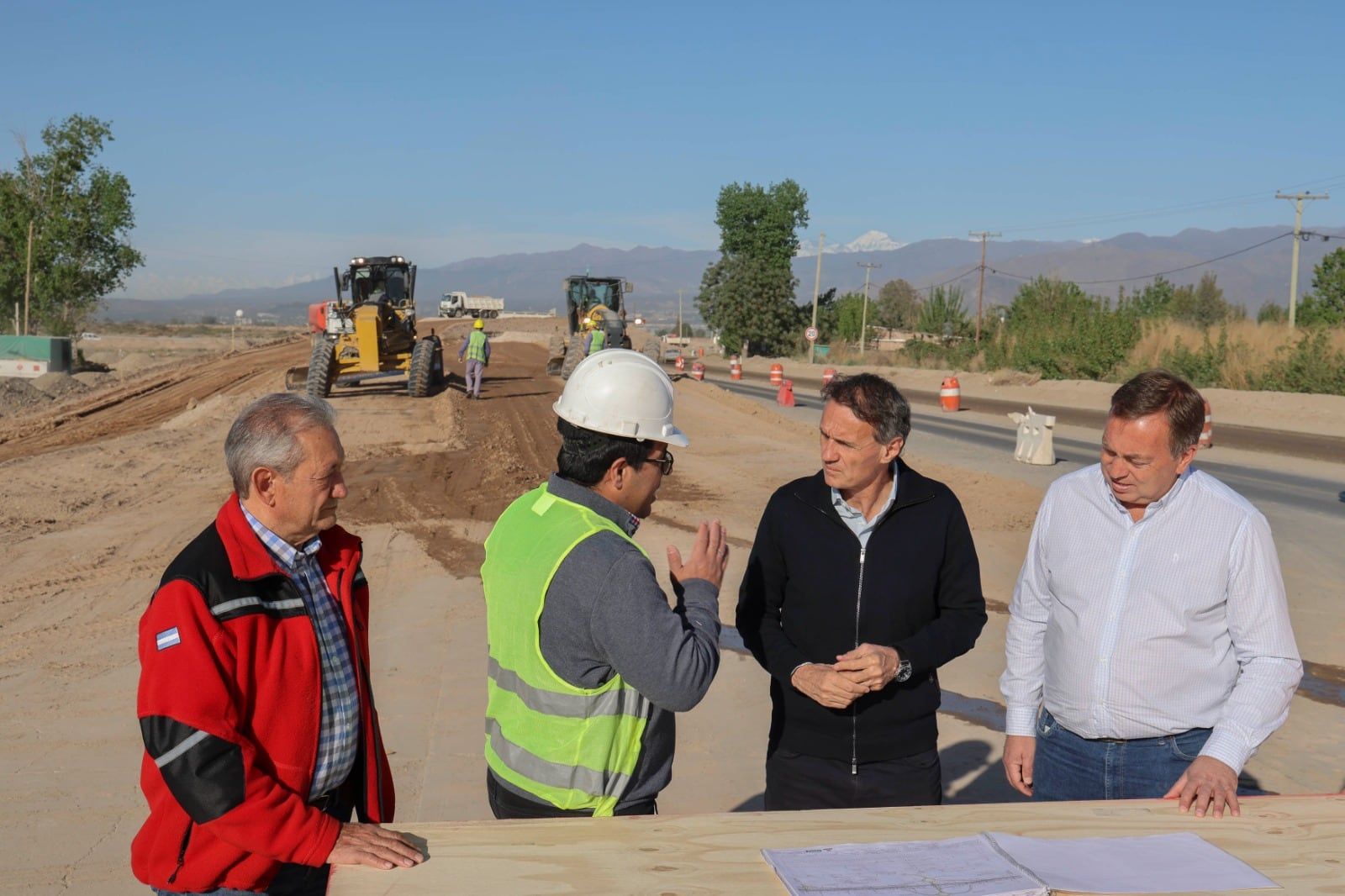 El ministro de Obras Públicas de la Nación, Gabriel Katopodis junto al intendente de Tunyán, Martín Aveiro.