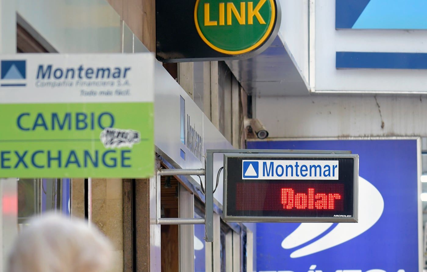 Desde el lunes de la semana pasada, el dólar blue (cotización paralela) no hizo otra cosa que subir en Argentina. Foto: Orlando Pelichotti / Los Andes
