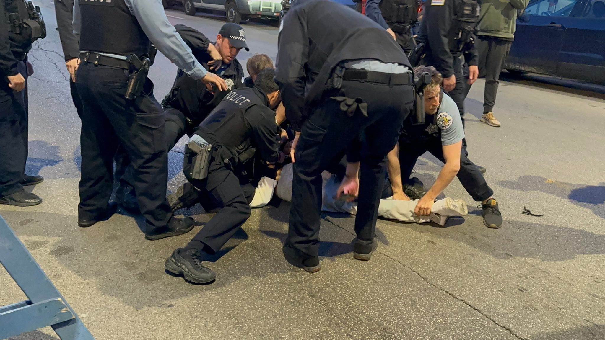 Los efectivos implicados en la causa aseguraron que Reed efectuó el primer disparo, el cual habría impactado en la muñeca de uno de los uniformados. Ante esta información, las autoridades comenzaron a investigar si los oficiales usaron fuerza excesiva. 
Foto: @GKMC18 / X.
