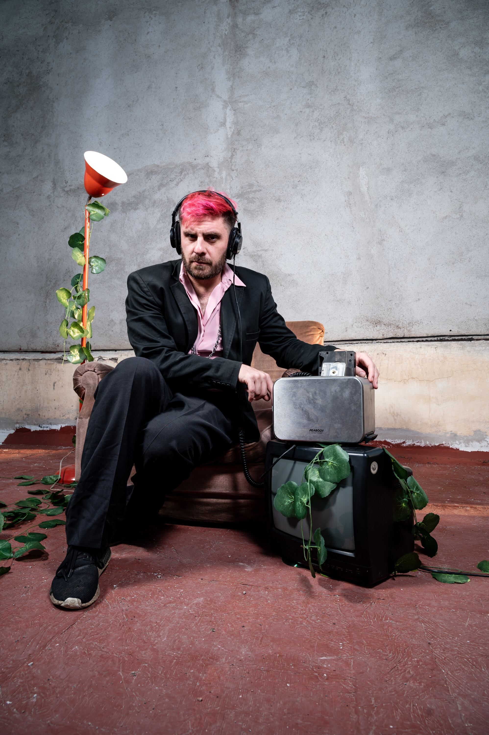 "Por un juego, cuando sacamos las fotos de la tapa del disco, me teñí el pelo de rosado y fue quedando el negro y rosado como gamas predominantes. El énfasis está puesto en la música, pero también queríamos que los colores del disco estuvieran presentes".