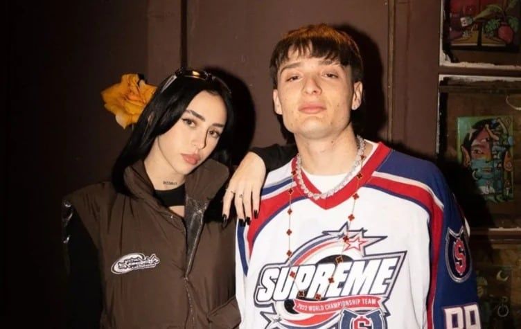 El cantante méxicano presentó a su novia influencer.