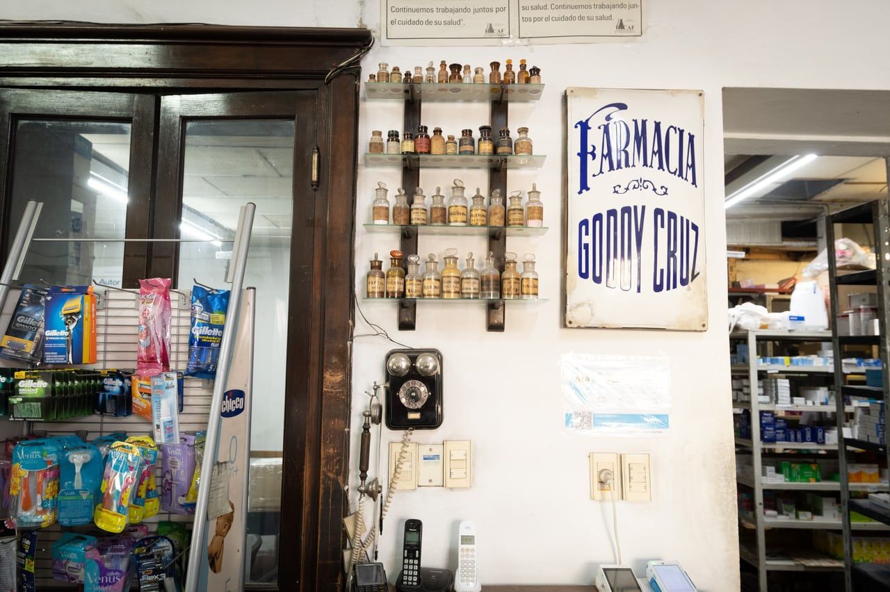Farmacia Godoy Cruz Ubicada en la esquina de Rivadavia y Tomba la Farmacia Godoy Cruz cumplió 115 años.   Foto: Ignacio Blanco / Los Andes 