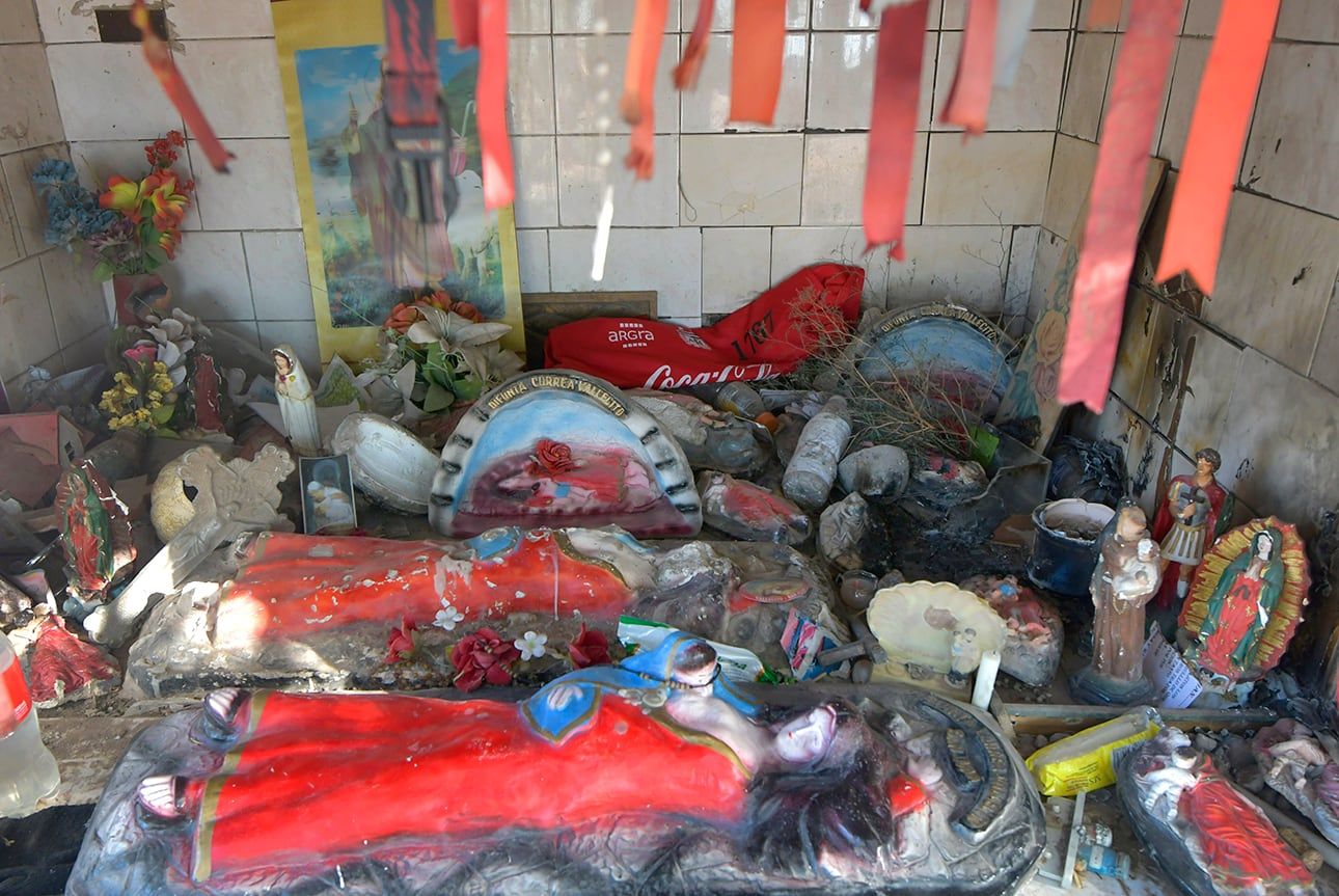 Altar de la Difunta Correa en ruta 82, Luján de Cuyo. Foto: Orlando Pelichotti 