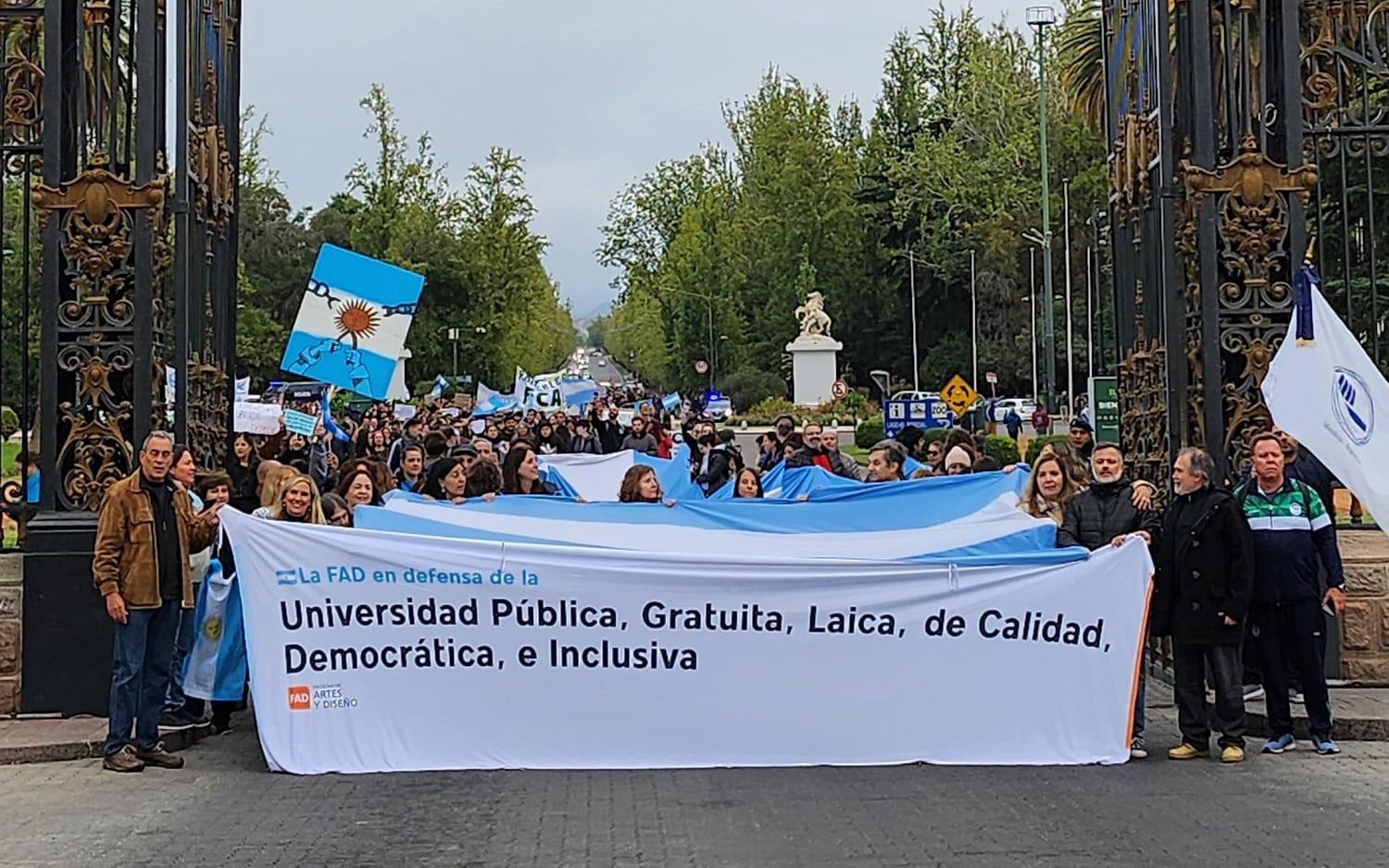 El 23 de abril, desde las 16, la comunidad universitaria se movilizará hasta la Plaza Independencia para defender la educación pública.
