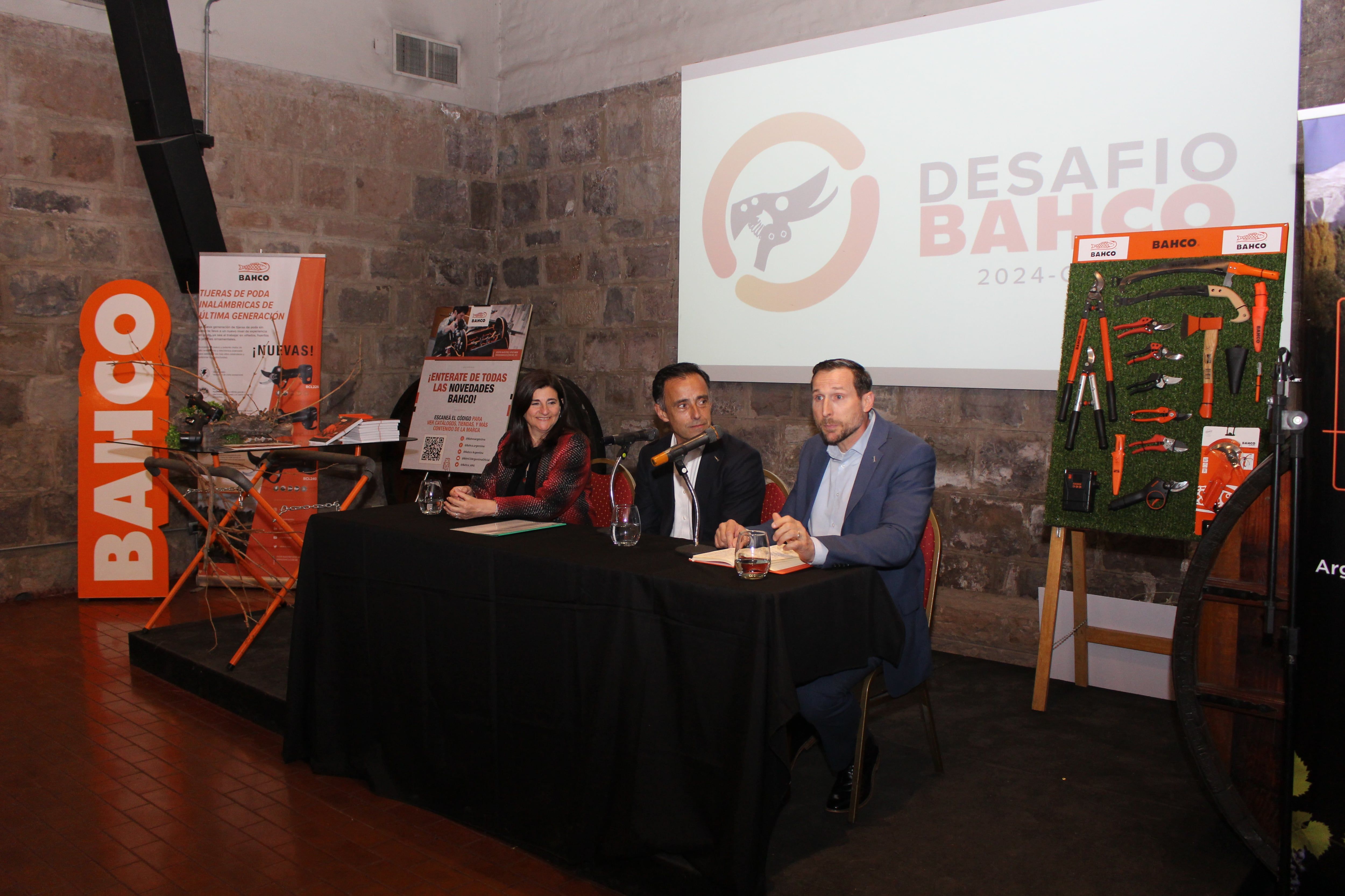 Autoridades y representantes de Bahco durante la presentación del 12° Concurso Sudamericano de Poda Profesional en Vid.