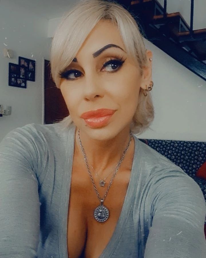 Mónica Farro frente a la cámara.