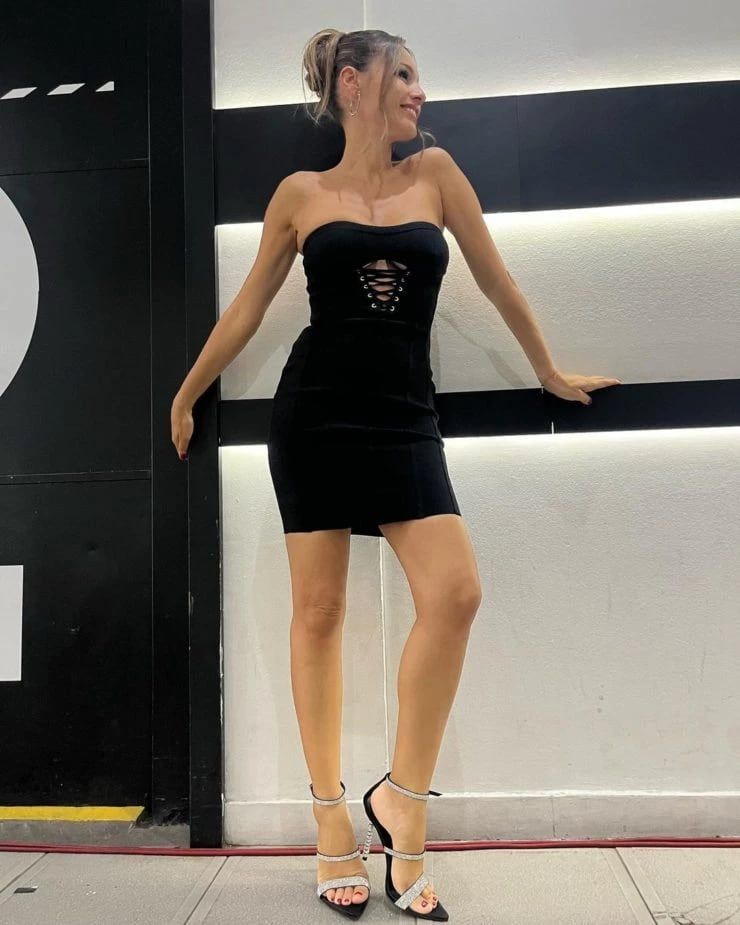 Pampita paralizó con un estilo de moda propio y digno a su belleza.