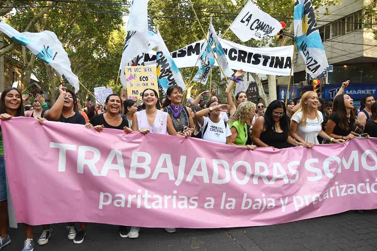 Marcha 8 M en conmemoración del día internacional de la mujer. Miles de mujeres caminaron por las calles de la Ciudad portando carteles, letreros, pancartas y banderas para hacer valer sus derechos La Senadora Nacional Anabel Fernandez Sagasti estuvo presnete en la marcha junto a la Intendenta de Santa Rosa María Flor Destéfanis Foto:José Gutierrez / Los Andes 