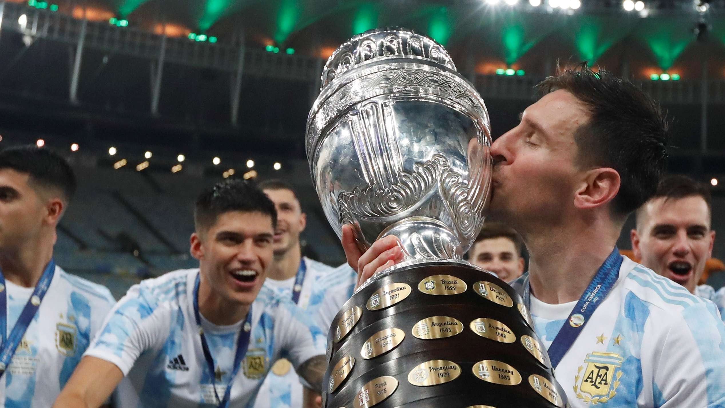 Messi besa la Copa América -