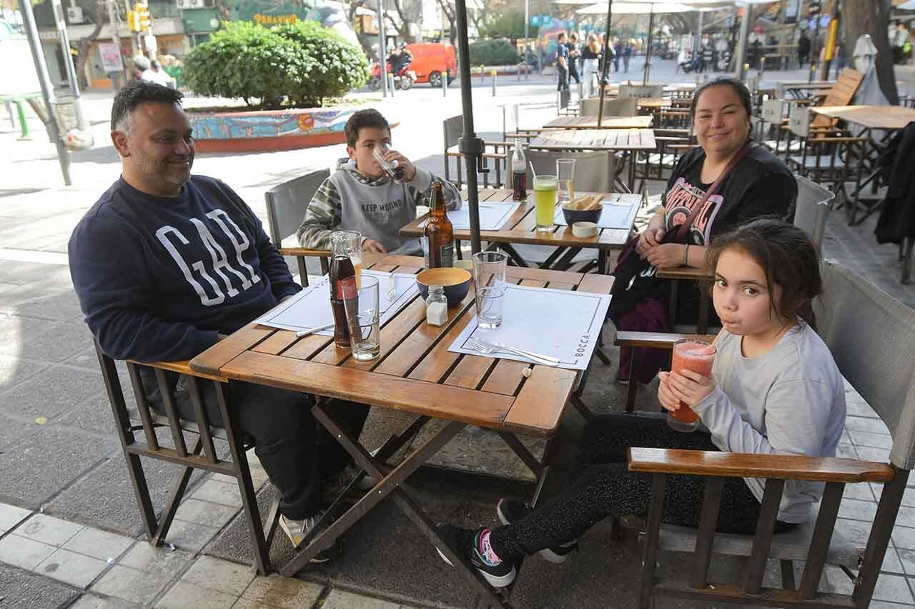 Los chilenos aprovechan ofertas para comprar y comer en restorantes de la ciudad. Esta familia chilena de La Calera, disfruta de vacaciones y compras en Mendoza   Foto: José Gutierrez / Los Andes 