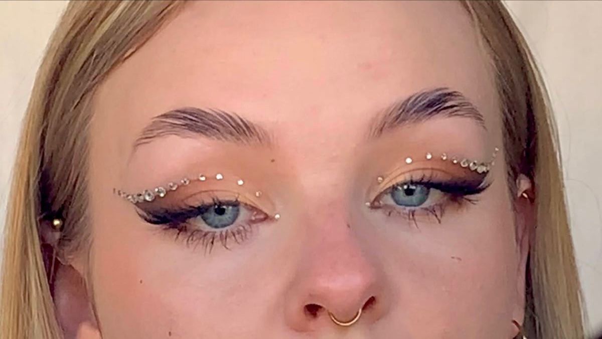 Los strass plateados en sí, ya no están en auge como antes.