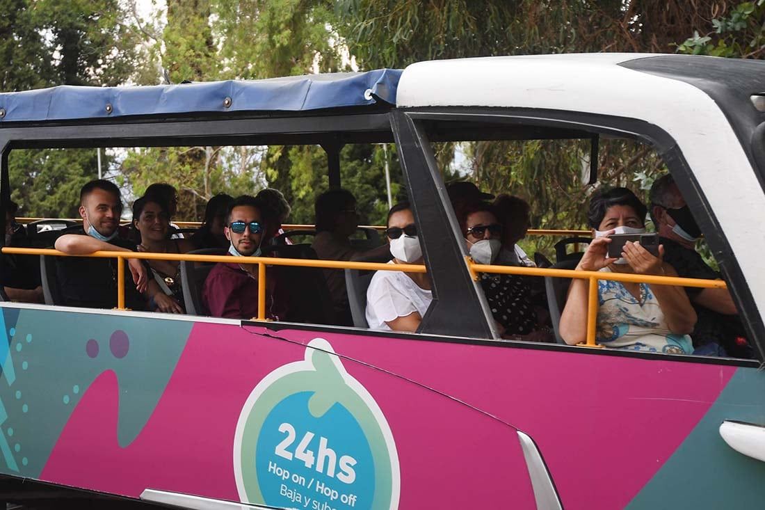 Turistas en el Cerro de la Gloria ubicado en el Parque General San Martín de Ciudad.